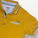 Camiseta tipo polo.