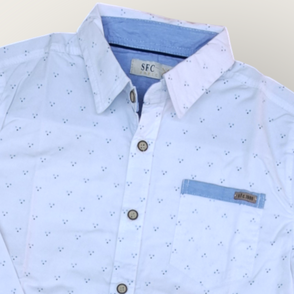 Camisa manga larga con bolsillo.