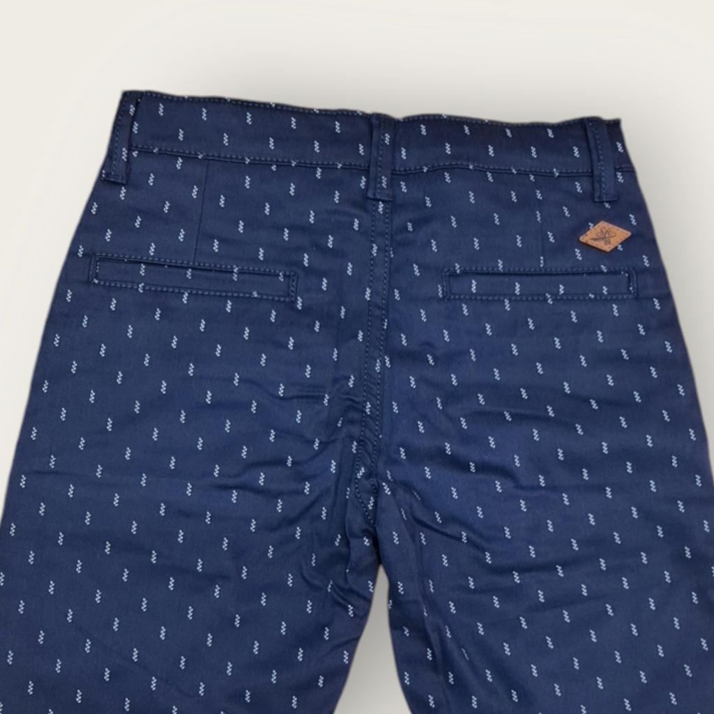 Bermuda en dril con sistema ajustable en cintura.