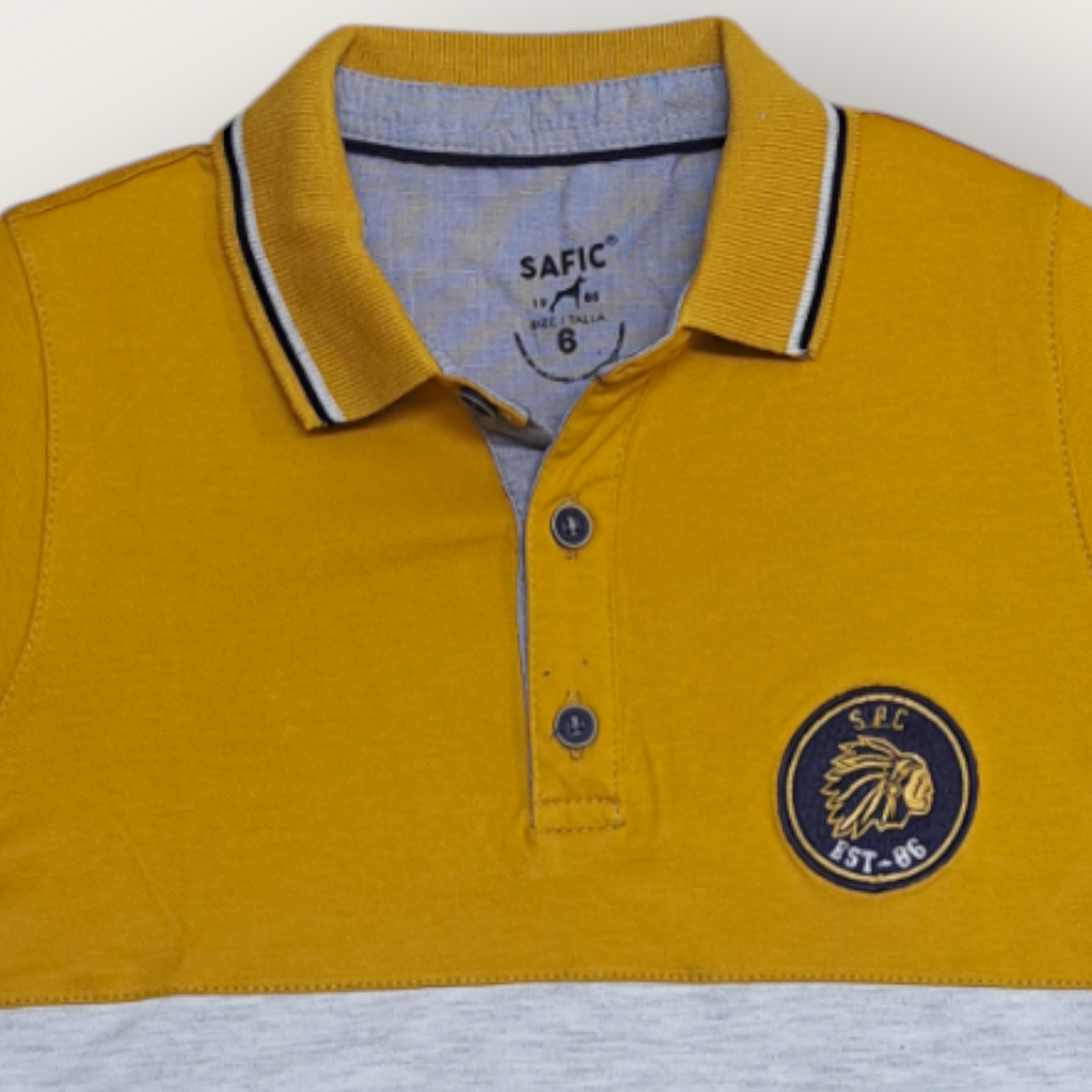 Camiseta tipo polo combinada.
