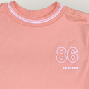 Camiseta cuello y puños tejido.