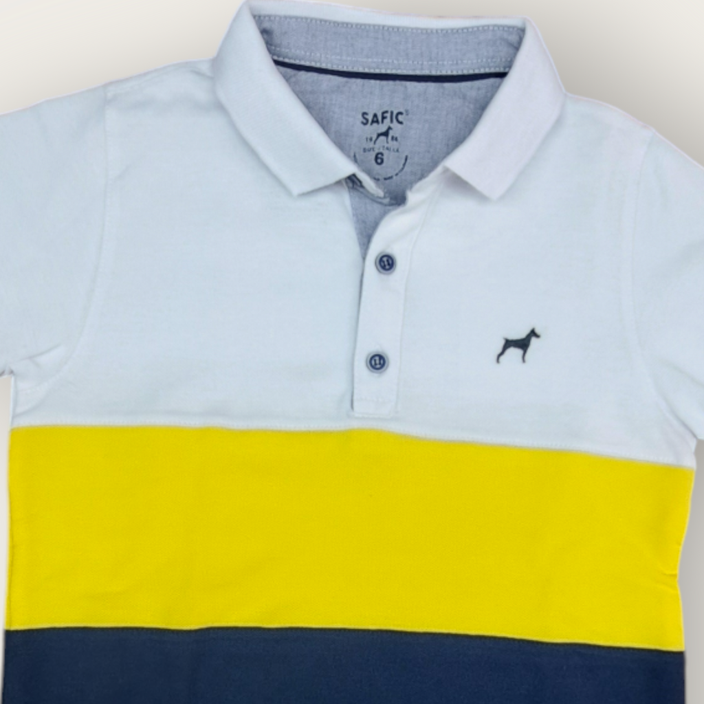 Camiseta tipo polo combinada.