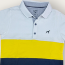 Camiseta tipo polo combinada.