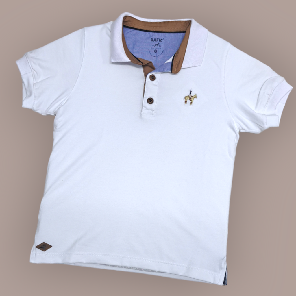 Camiseta tipo polo.