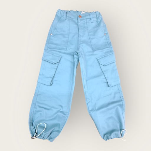 Pantalón parachute sistema ajustable en cintura.