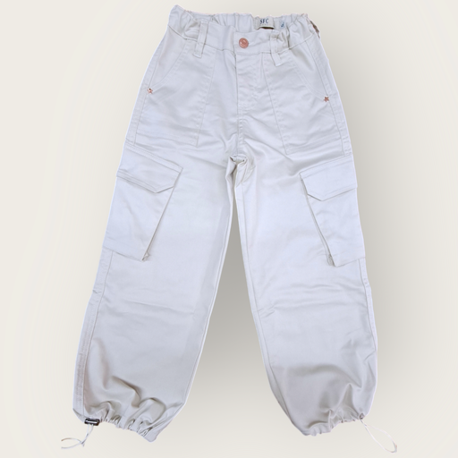 Pantalon dril parachute sistema ajustable en cintura.