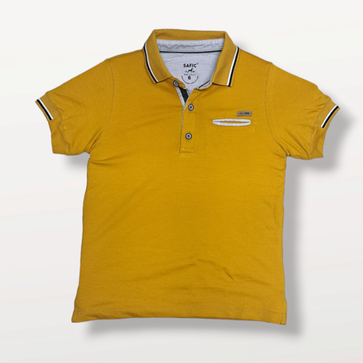 Camiseta tipo polo.