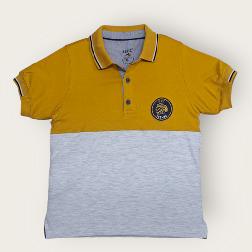 Camiseta tipo polo combinada.