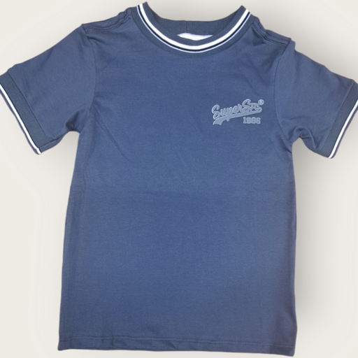 Camiseta gris puños y cuello tejido.